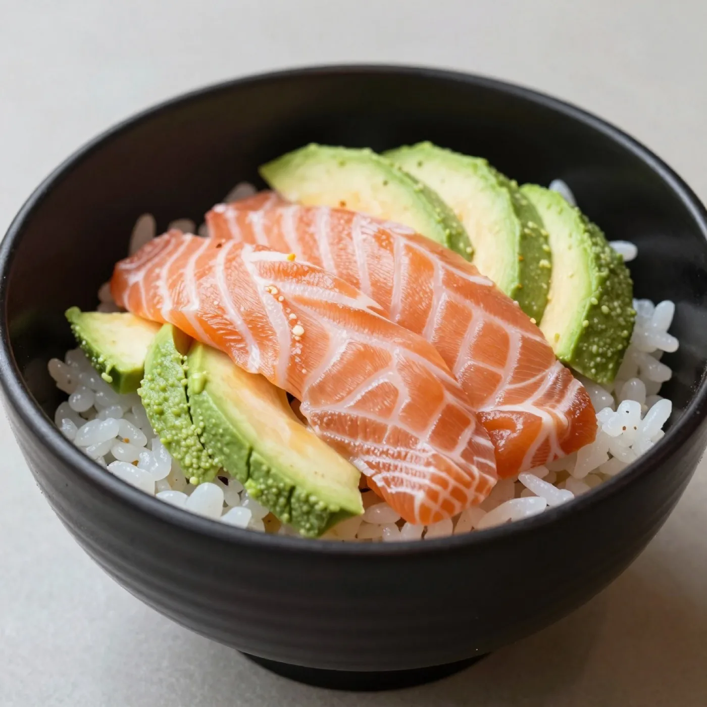 Chirashi saumon - Bol de riz, saumon, avocat